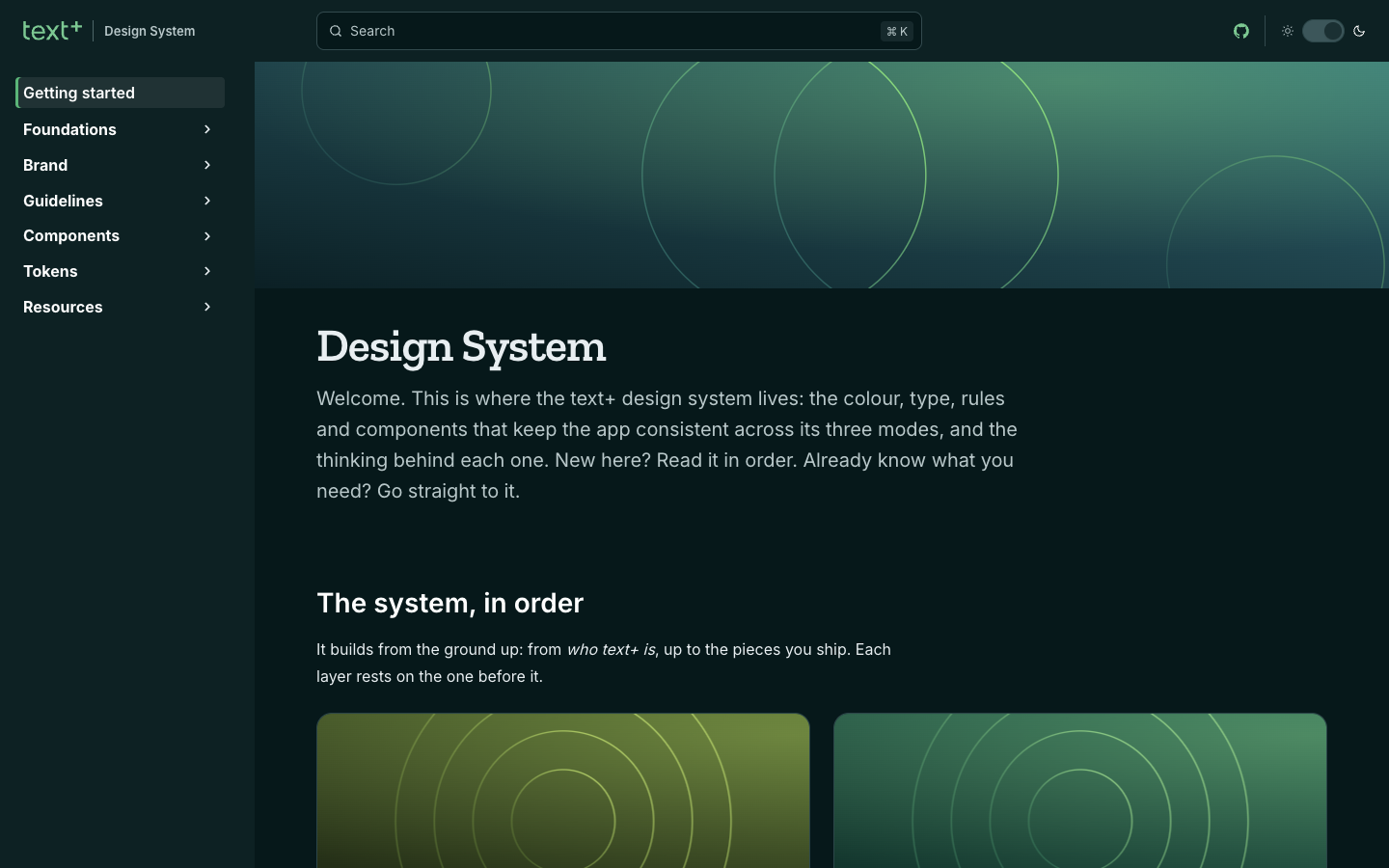 Portada del sitio de documentación del design system, con la navegación por secciones y la banda de color de la marca